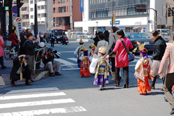 写真:パレードする稚児たち