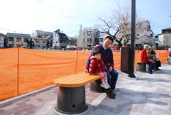 写真：かまどベンチに座る女の子とお父さん