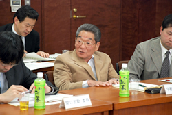 写真:発言する宇都木座長代行