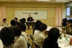 写真：携帯電話の勉強会