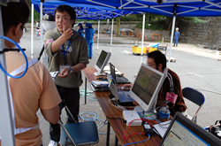 写真:情報提供コーナーの学生