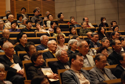 写真:満員の客席