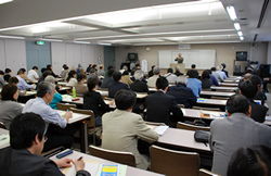 写真:第1部会場を後方から見る