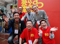 写真:桂歌丸さんはじめ落語芸術協会のメンバー
