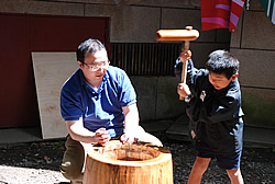 写真:もちつきをする子ども