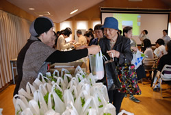 写真:ゴーヤの苗を参加者に配布