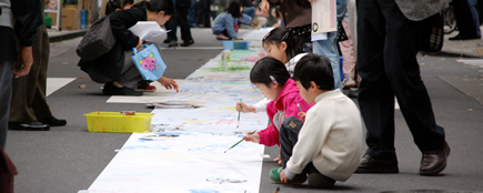写真:絵を描く子どもたち