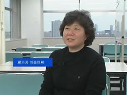 写真:インタビューで話す韓国人女性