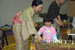 写真:楽器演奏体験(琴)