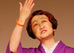 写真:田辺鶴瑛さんの手にはオレンジリングが