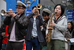 写真:「夢」ブラスバンドの演奏