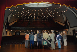 写真：大講堂内部をステージから見る