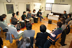 写真:輪になって話す参加者