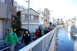 写真：神田川脇を歩く
