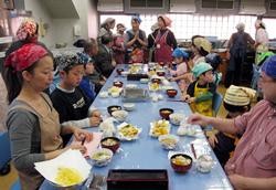 写真：試食会の様子