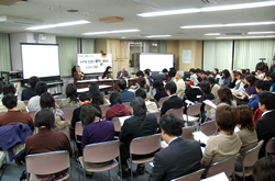 写真:満員の会場