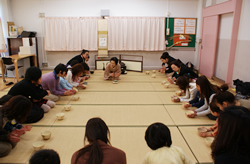写真:先生の説明を真剣に聞く子どもたち