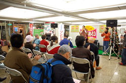 写真:ステージでの演奏