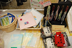写真:携帯ストラップなどの商品