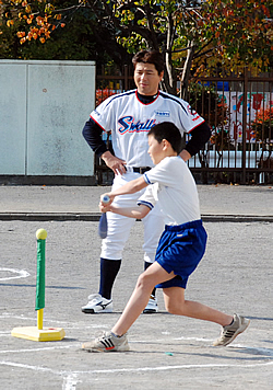 写真:バッティングの指導をする真中さん
