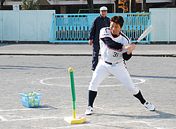 写真:バッティングを披露をする真中さん