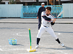 写真：バッティングを披露をする真中さん