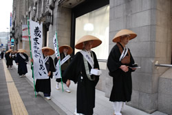 写真：伊勢丹デパート前を歩く一行