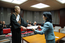 写真：中山区長から感謝状を手渡される山本会長