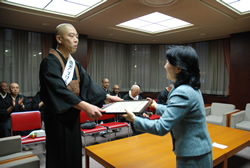 写真:中山区長から感謝状を手渡される山本会長