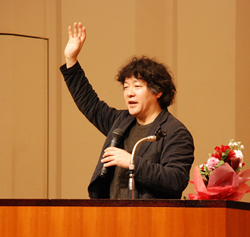 写真:講演する茂木健一郎さん(第1部)
