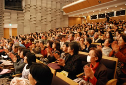 写真:満員の会場