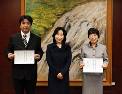 写真：左から松尾委員、中山区長、石崎教育長