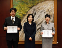 写真:左から松尾委員、中山区長、石崎教育長