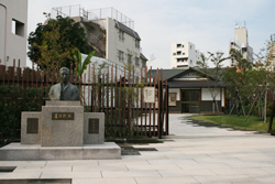 写真:漱石公園と漱石像