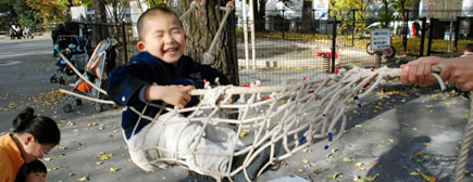 写真：ハンモックで遊ぶ男の子