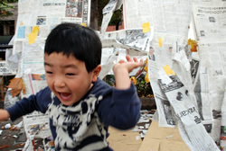 写真：新聞紙で遊ぼうコーナー