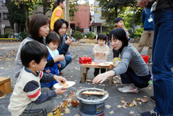 写真：七輪でおやつを焼く親子