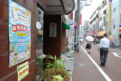 写真:店頭ポスターが張り出されたあけぼのばし商店街