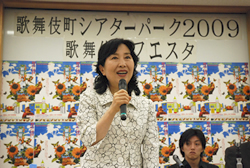 写真:あいさつする中山区長