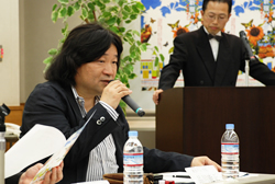 写真:あいさつする品川能正氏