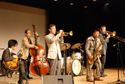 写真:ジャズバンドの演奏