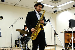 写真:サックスを演奏する人
