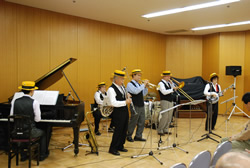 写真:ジャズバンドの演奏