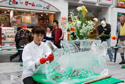 写真：氷彫刻を作成する女性選手