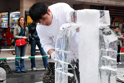 写真：のこぎりを使って氷を切る選手
