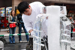 写真:のこぎりを使って氷を切る選手