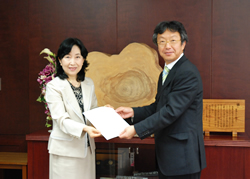 写真：協定書を取り交わす中山区長と高野代表取締役
