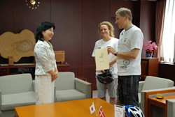 写真:区長と懇談するメルビン大使夫妻