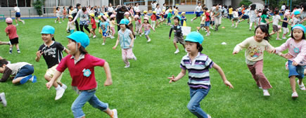 写真：芝生の校庭で遊ぶ子どもたち