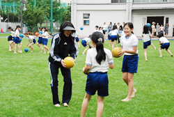 写真：子どもたちに指導する野田さん